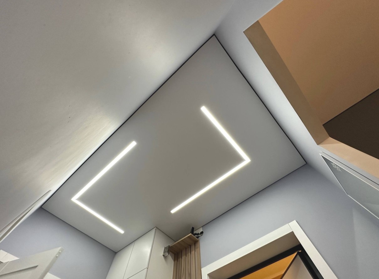 Moderne Spanndecke mit LED-Beleuchtung